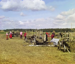 休憩時間近くに干し草を作る農民、ロシア帝国、1909 作： Sergey Prokudin Gorsky